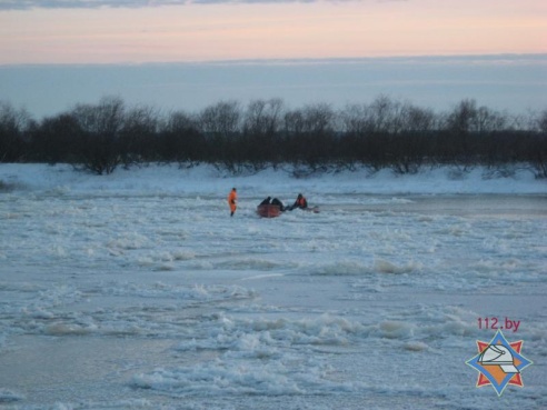 В Петриковском районе спасатели помогли переправиться через Припять рыбакам, у которых заледенела лодка