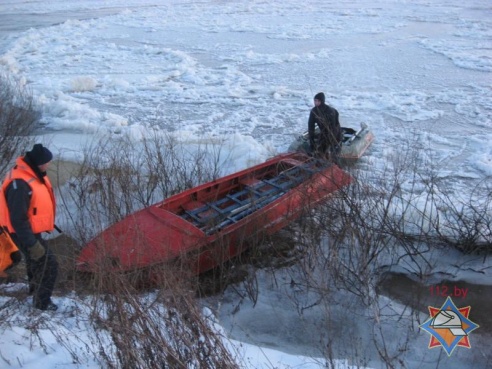 В Петриковском районе спасатели помогли переправиться через Припять рыбакам, у которых заледенела лодка