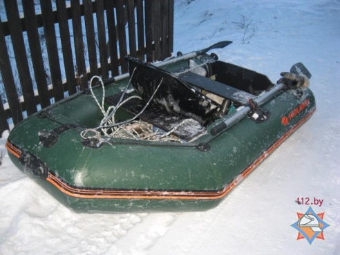 В Петриковском районе спасатели помогли переправиться через Припять рыбакам, у которых заледенела лодка