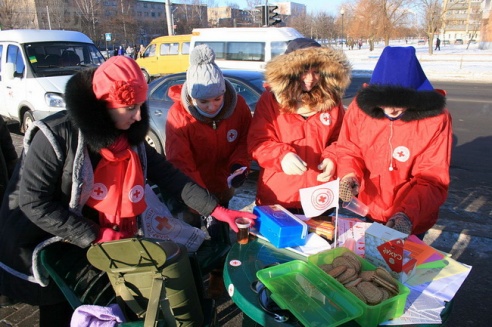 Могилевчане пьют чай на остановках