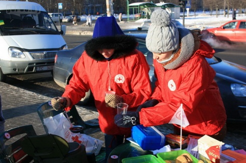 Могилевчане пьют чай на остановках