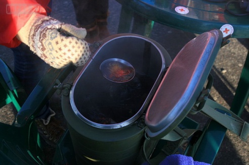 Могилевчане пьют чай на остановках