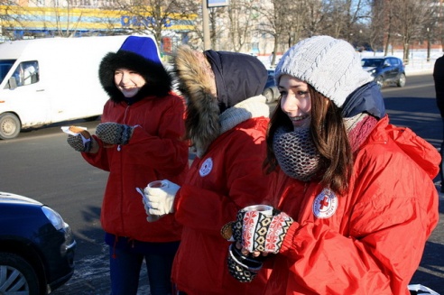 Могилевчане пьют чай на остановках