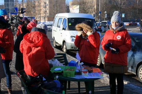 Могилевчане пьют чай на остановках