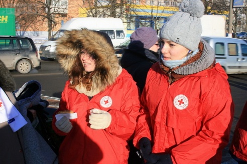Могилевчане пьют чай на остановках