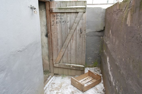 Бомжи в Горках не дают покоя пятиэтажному дому