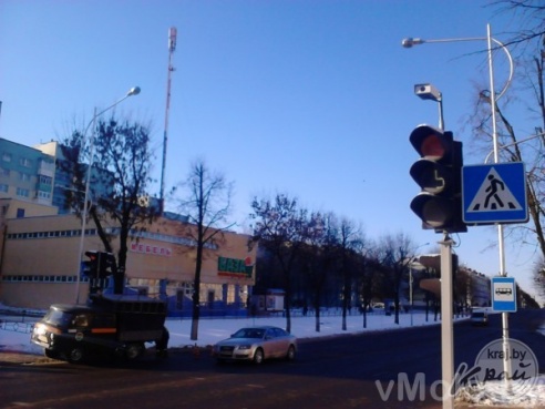 Устройство похожее на камеру слежения установлено над светфором (+фото)