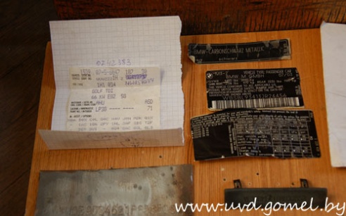 Милиционеры задержали мужчину, который подделывал документы для нелегальных автомобилей (фото)