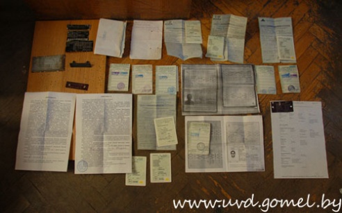 Милиционеры задержали мужчину, который подделывал документы для нелегальных автомобилей (фото)