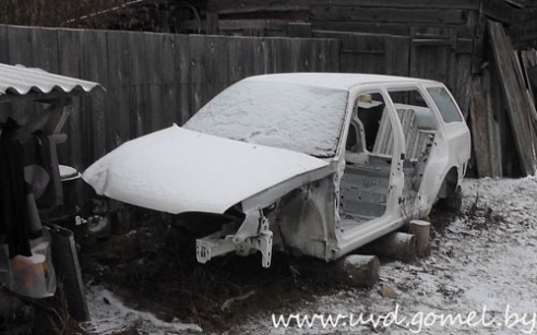 Милиционеры задержали мужчину, который подделывал документы для нелегальных автомобилей (фото)