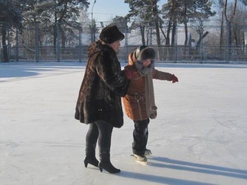 В Барановичах открылся городской каток