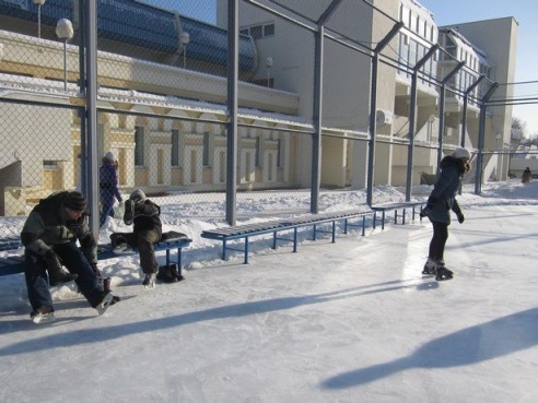 В Барановичах открылся городской каток