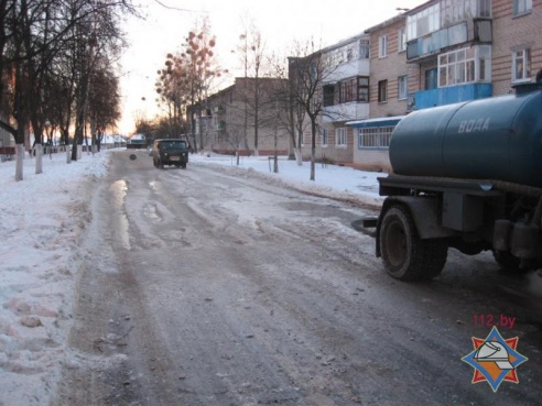 В Петрикове прорвало водопровод: без воды остались 660 человек (фото)