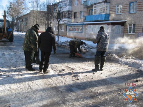 В Петрикове прорвало водопровод: без воды остались 660 человек (фото)