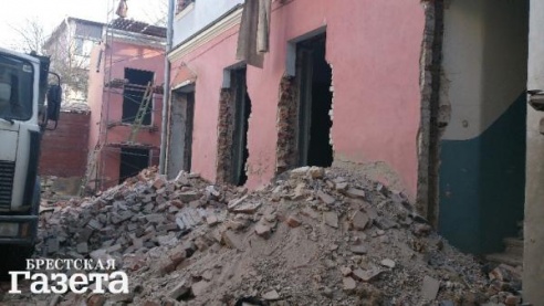Реставрация здания по ул. Советских Пограничников, 34 в Бресте ведется без строительного проекта?