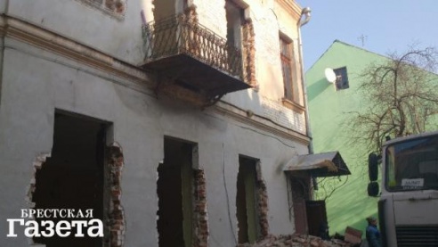 Реставрация здания по ул. Советских Пограничников, 34 в Бресте ведется без строительного проекта?