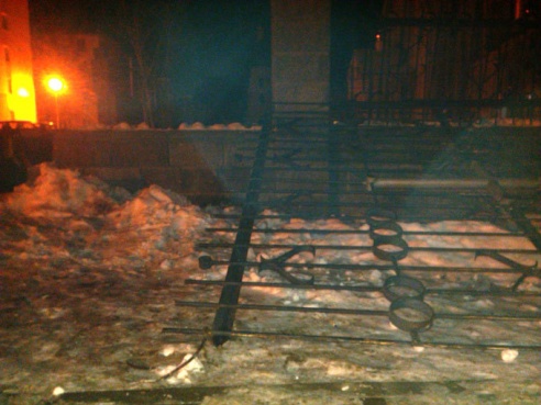 Девушка за рулем «Форд Мустанг» врезалась в ограждение храма в Светлогорске (фото)