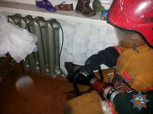 Светлогорские спасатели освободили маленького китайского мальчика, нога которого застряла в батарее (фото)