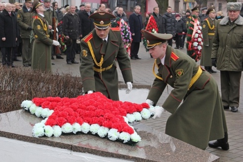 В преддверии Дня защитников Отечества на площади Победы возложили цветы