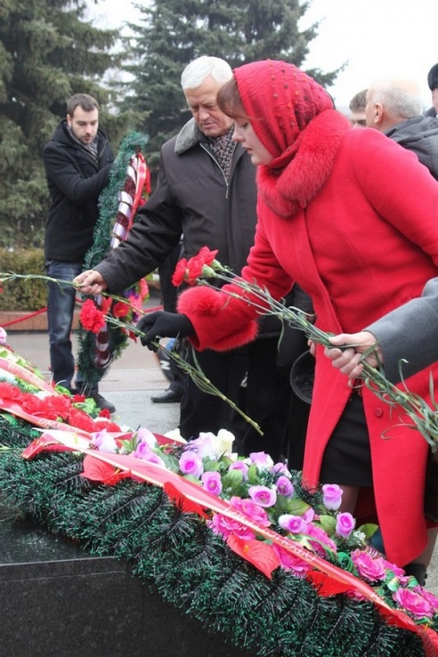 В преддверии Дня защитников Отечества на площади Победы возложили цветы