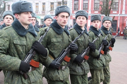 В преддверии Дня защитников Отечества на площади Победы возложили цветы