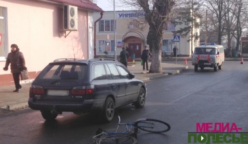 78-летняя пенсионерка на велосипеде попала под колёса «Мазды» в Лунинце
