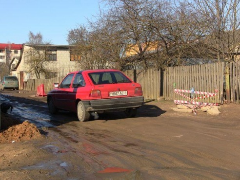 Житель Барановичей закрыл бесхозный люк колодца на улице, где ходят дети