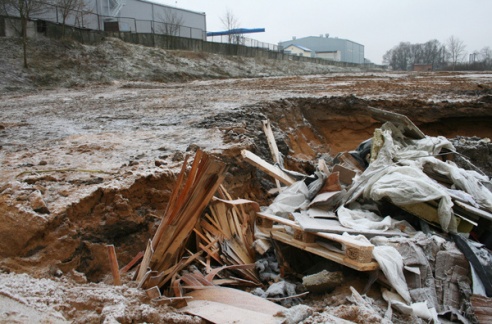 Издержки модернизации: на «Речицадреве» старый цех просто спихнули в котлован на берегу Днепра