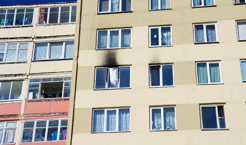 Заочники в Горках подожгли квартиру