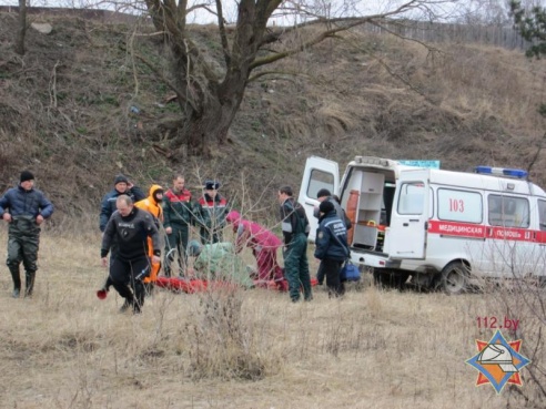 В Петрикове спасателям пришлось около километра тянуть по льду пенсионера, сломавшего ногу на рыбалке (фото, видео)