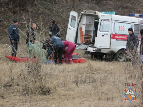 В Петрикове спасателям пришлось около километра тянуть по льду пенсионера, сломавшего ногу на рыбалке (фото, видео)