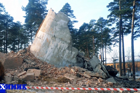 Под Новополоцком взорвали старую водонапорную башню (фото+видео)