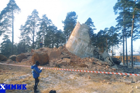 Под Новополоцком взорвали старую водонапорную башню (фото+видео)