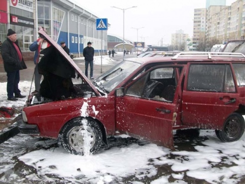 VW Passat горел около ТЦ «Галерея» (Фото)