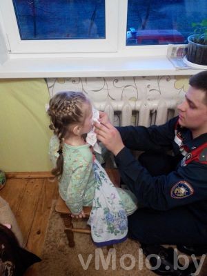 Девочка засунула ногу в батарею