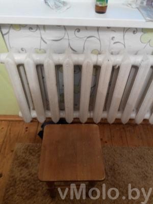 Девочка засунула ногу в батарею