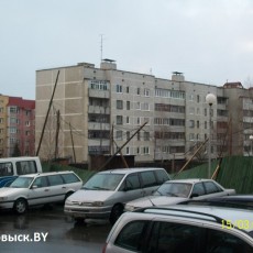 В Волковыске сильный ветер повалил строительный забор. Повреждены машины