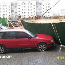 В Волковыске сильный ветер повалил строительный забор. Повреждены машины