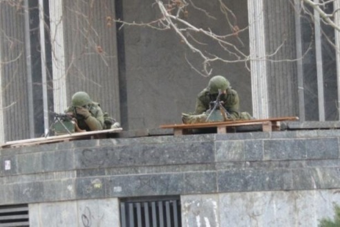 Военные с автоматами оцепили центральные улицы Симферополя