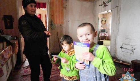 Брестские и столинские спасатели проверили домовладения полешуков