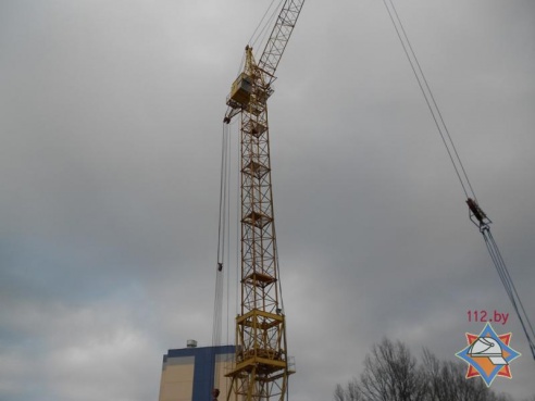 В Рогачеве на большой высоте крановщик впал в эпилептический припадок (фото)