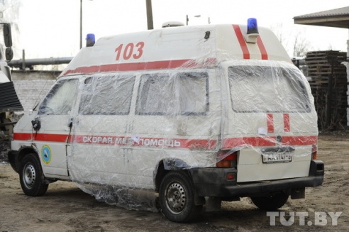 «Фельдшера скорой выбросило через стекло на дорогу, а она встала вся в крови и пошла спасать пациента». В Жлобине рассказали об аварии