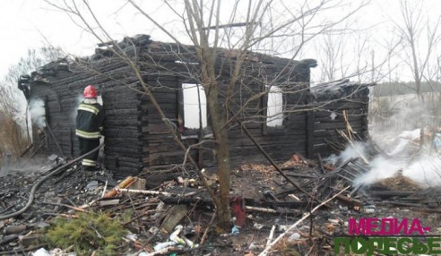 Пенсионерка жила без электричества и газа. Дом сгорел от свечи