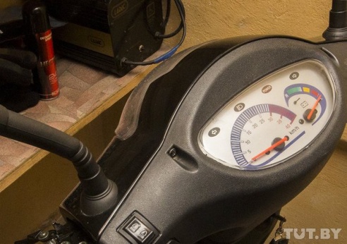 У инвалида-колясочника конфисковали "электроколяску" за пьяную езду жены. Семья уверена, что незаконно