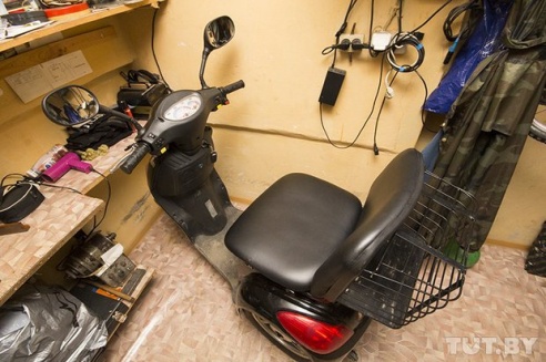 У инвалида-колясочника конфисковали "электроколяску" за пьяную езду жены. Семья уверена, что незаконно