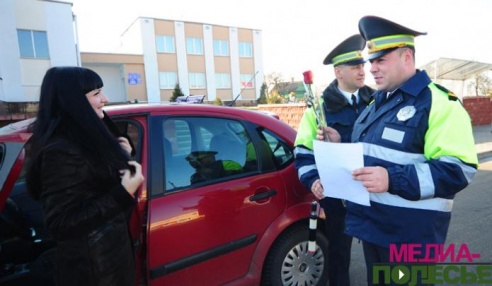 Столинские гаишники поздравили женщин-водителей