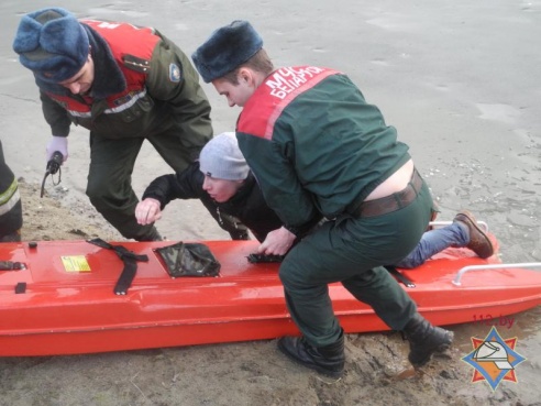 На Сельмаше спасли провалившегося под лёд, а в Пескополье все ещё ищут (фото)