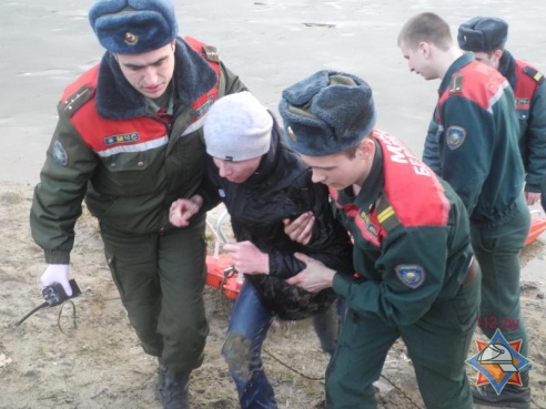 На Сельмаше спасли провалившегося под лёд, а в Пескополье все ещё ищут (фото)