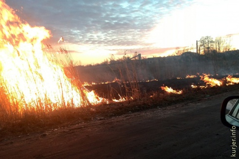 Под Слуцком горит сухая трава