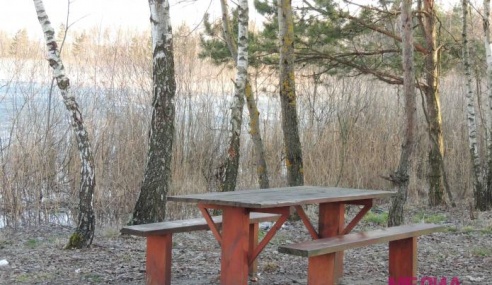 Вандалы вывернули и выбросили в воду малые архитектурные формы, установленные у водохранилища на Столинщине